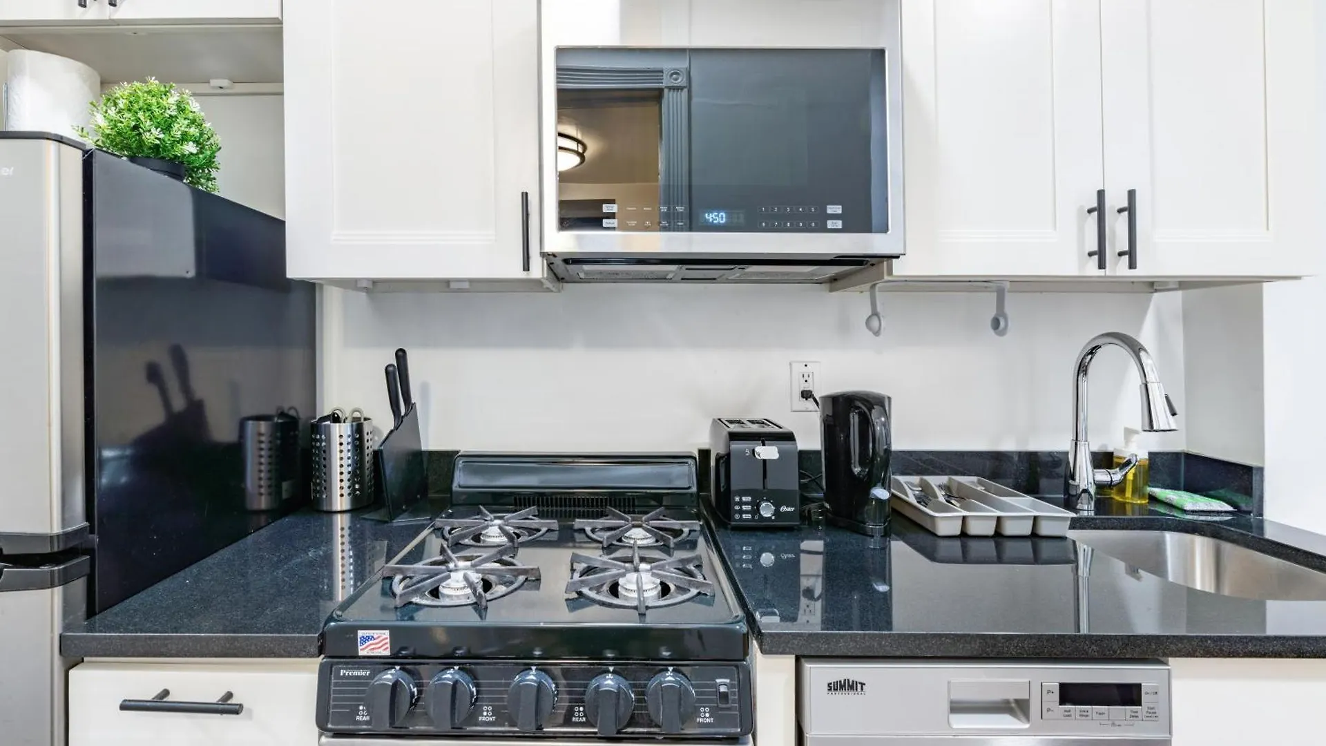 2 Bedroom Upscale Home New York Apartment